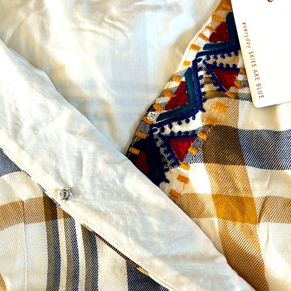 NWT SKIES ARE BLUE EMBROIDERED PLAID FAUX WRAP TOP SIZE: SMALL COLOR: PLAID - Picture 4 of 8